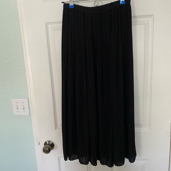 Uniqlo Black Accordion Skirt - Picture 2 of 3